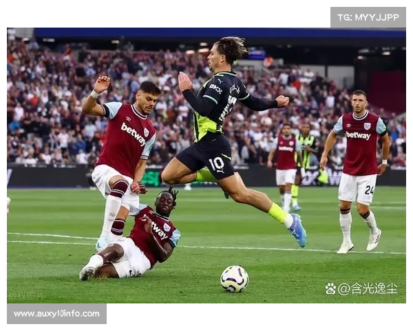 迪亚斯帽子戏法后向看台致意，安联球场响起热烈掌声